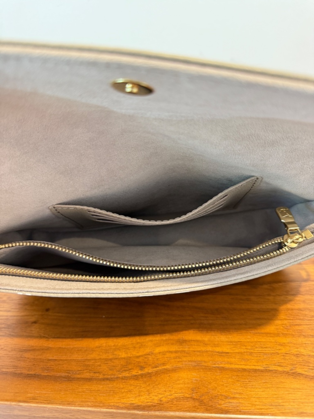 Louis Vuitton Empreinte Monogram Ivy in Turtledove and Cream - Picture 7 of 13